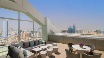 Premium bedding, in-room safe, blackout drapes, soundproofing