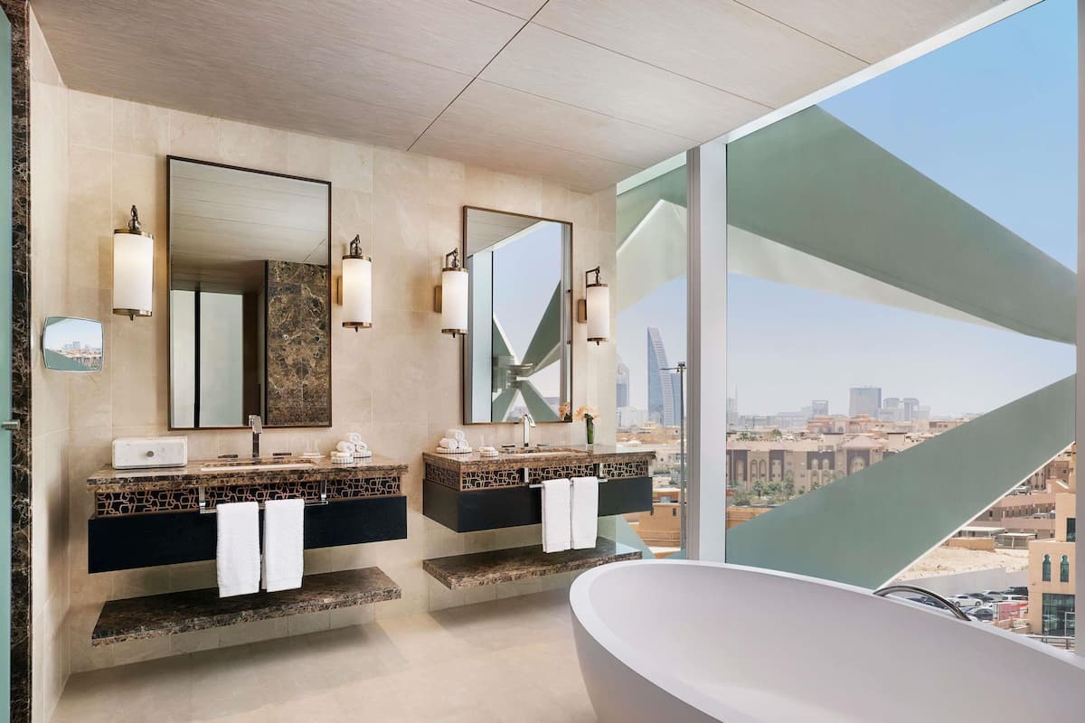 Premium bedding, in-room safe, blackout drapes, soundproofing