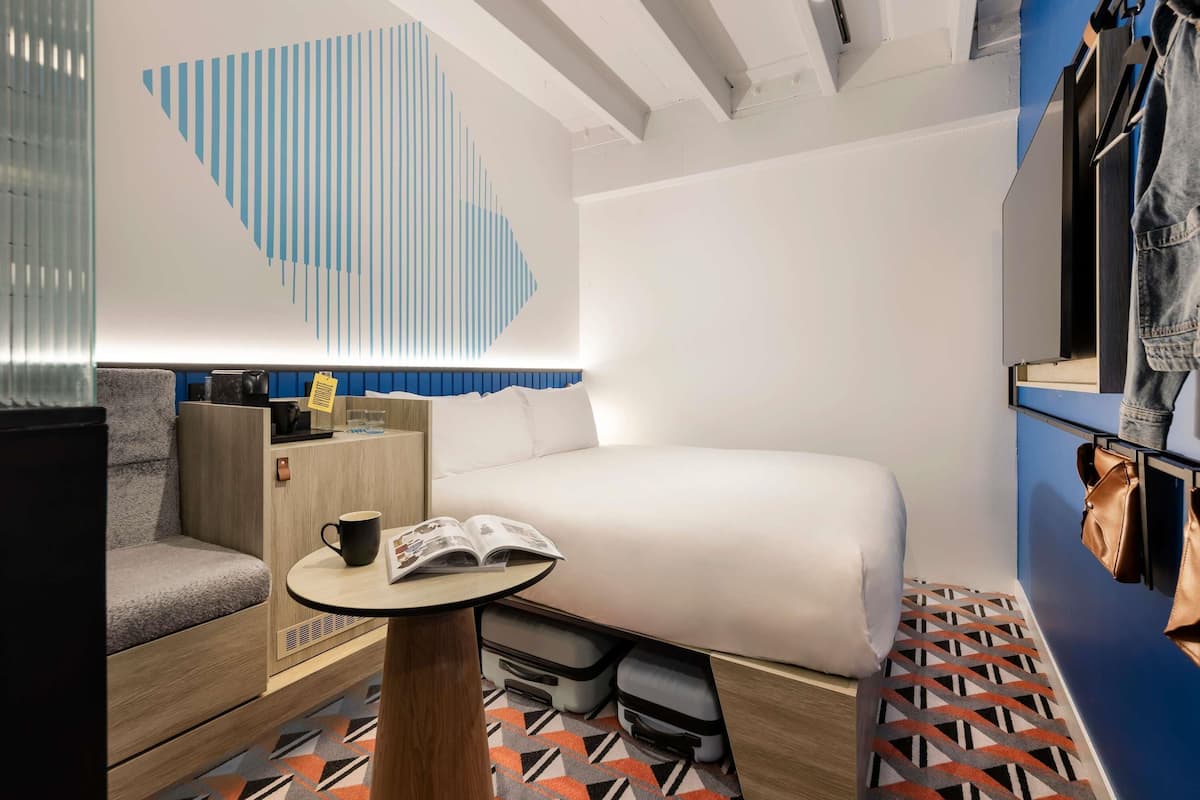 Room, 1 Queen Bed (Tribe Essential)