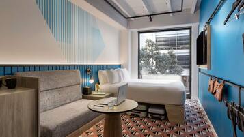 Quarto, 1 cama Queen, vista para a cidade (Tribe Extra) | Cofres nos quartos, cortinas blackout, ferros/tábuas de passar roupa