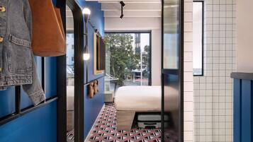 Kamar, 1 Tempat Tidur Queen, pemandangan kota (Tribe Essential) | Brankas, tirai kedap cahaya, setrika/meja setrika, dan Wi-Fi gratis