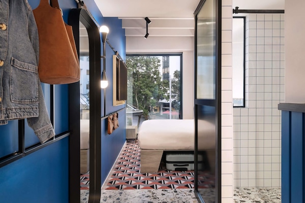 Room, 1 Katil Ratu (Queen), City View (Tribe Essential) | Peti besi dalam bilik, langsir/tirai gelap terus