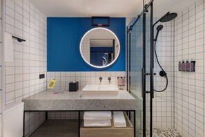 Chambre, 1 grand lit, vue sur la ville (Tribe Max) | Salle de bain | Douche, douche cascade, séchoir à cheveux, serviettes fournies