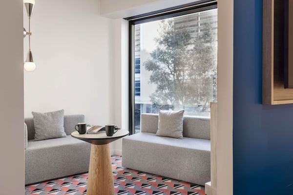 Caja fuerte, cortinas opacas, tabla de planchar con plancha