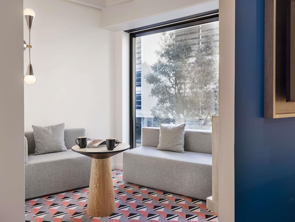 Cofres nos quartos, cortinas blackout, ferros/tábuas de passar roupa