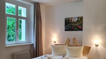 Standard-Doppelzimmer, Gartenblick | Laptopgeeigneter Arbeitsplatz, kostenloses WLAN, Bettwäsche