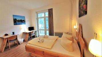 Comfort-Doppelzimmer, eingeschränkter Seeblick | Laptopgeeigneter Arbeitsplatz, kostenloses WLAN, Bettwäsche