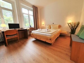 Espace de travail pour ordinateur portable, Wi-Fi gratuit, draps fournis