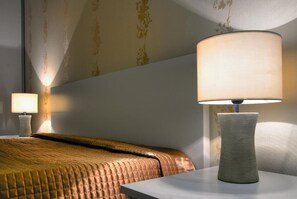 1 dormitorio, tabla de planchar con plancha, wifi y ropa de cama