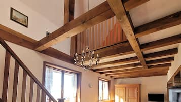 Televisio, DVD-soitin, pöytäjalkapallopöytä, kirjoja