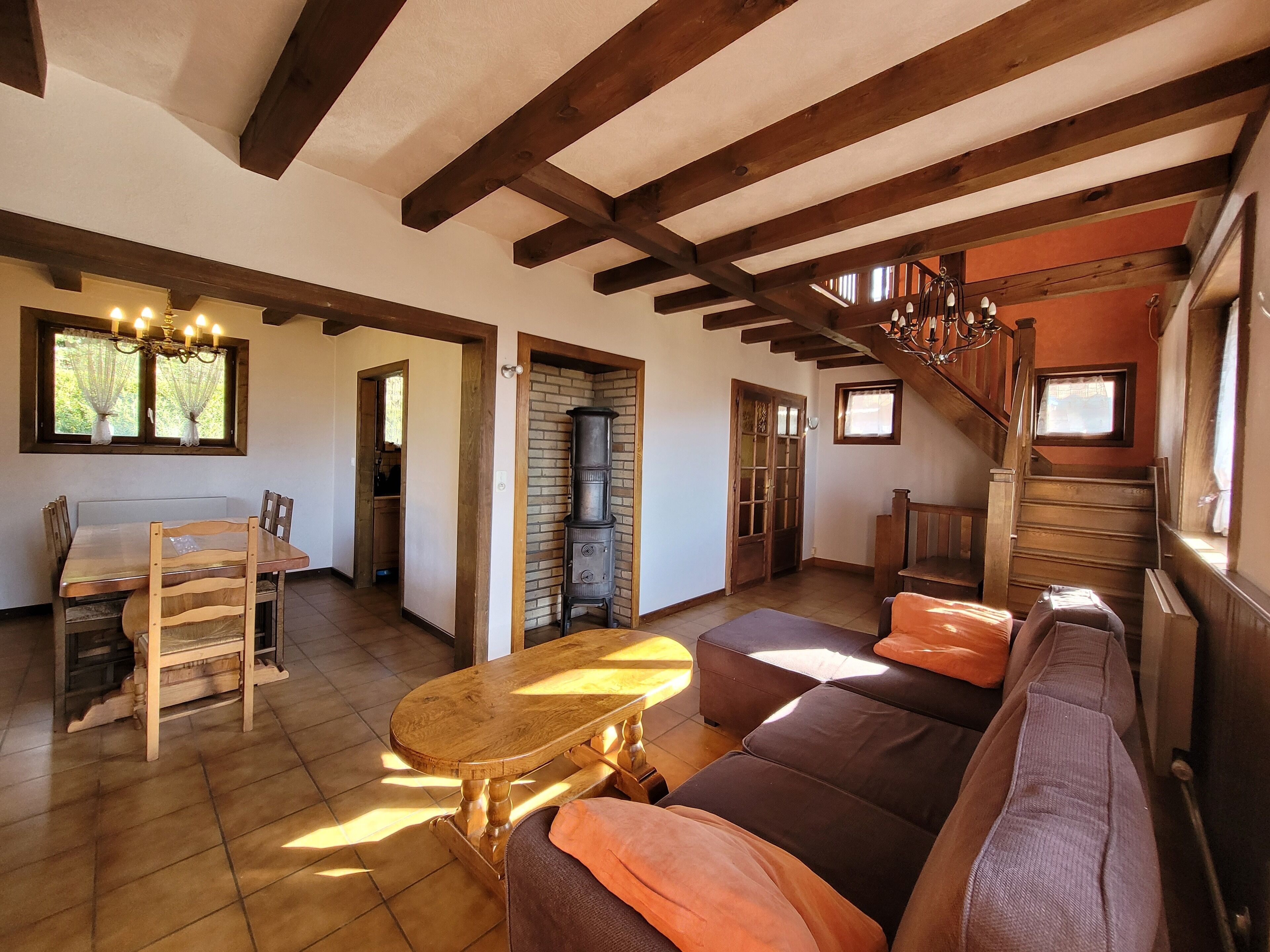 电视、DVD 播放器、桌上足球、书