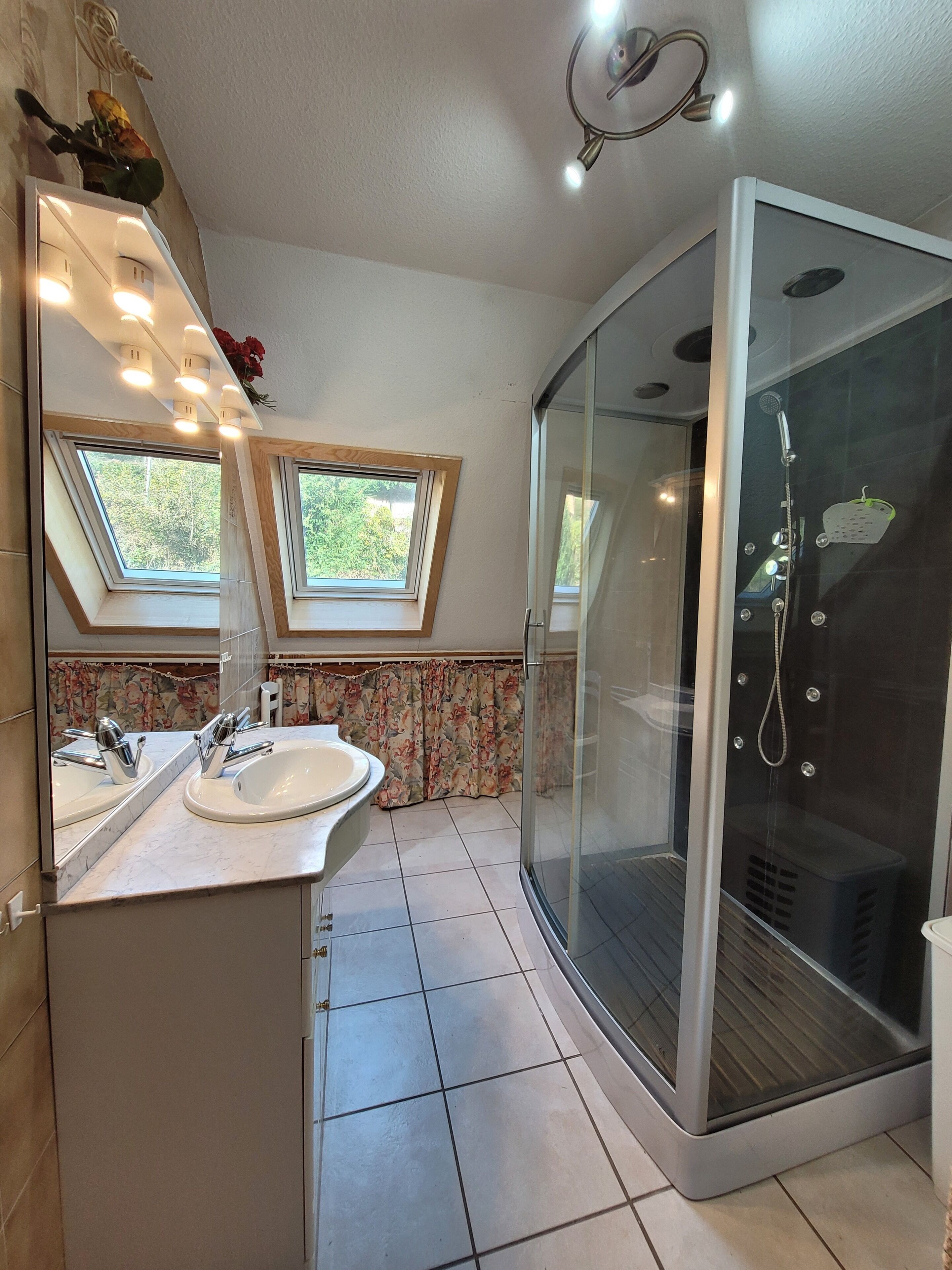 Douche, sèche-cheveux, serviettes fournies, savon