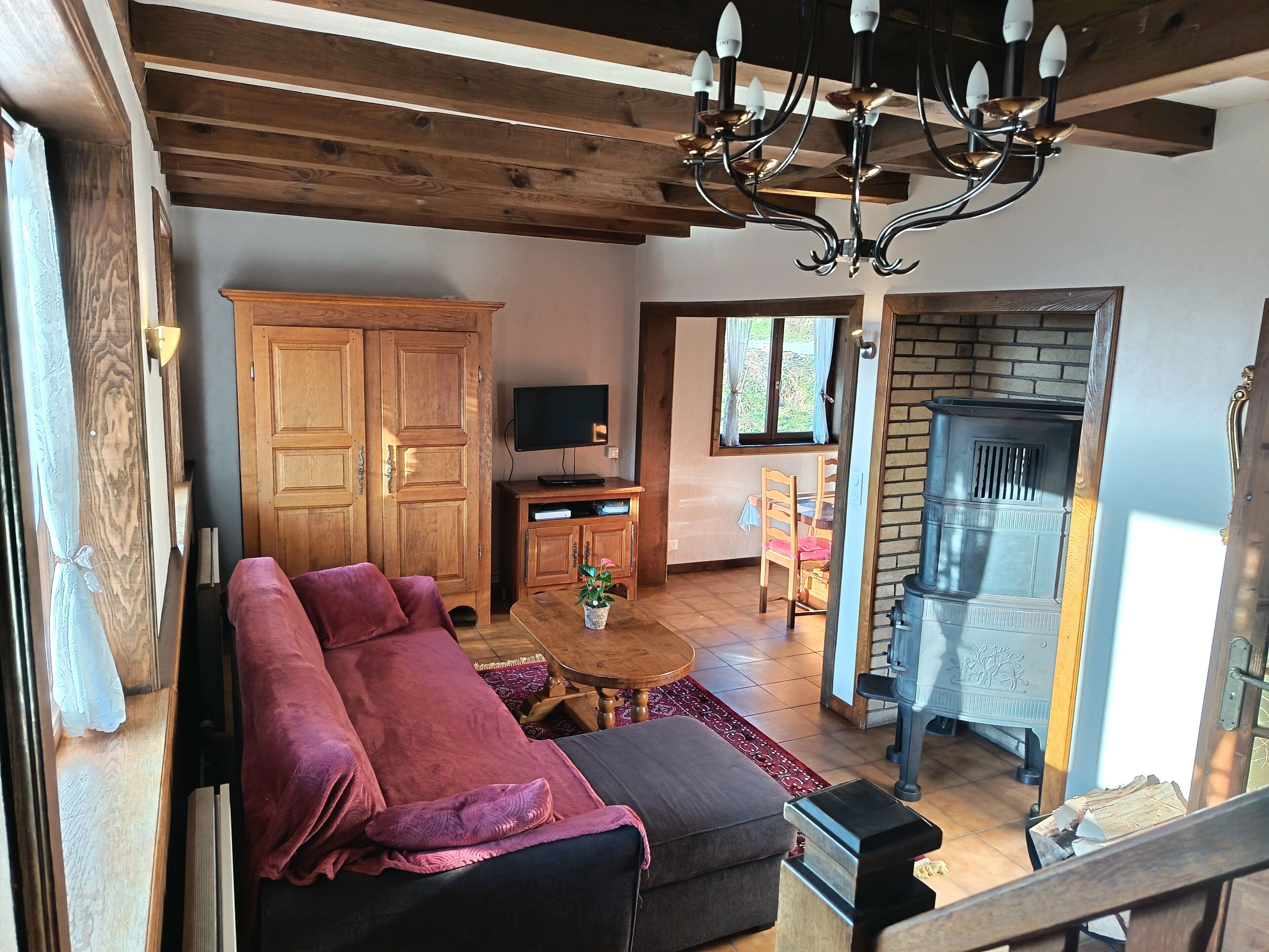 Télévision, lecteur de DVD, baby-foot, livres