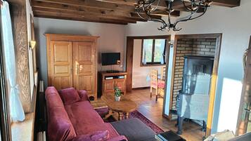 Télévision, lecteur de DVD, baby-foot, livres