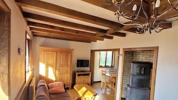 Televisio, DVD-soitin, pöytäjalkapallopöytä, kirjoja