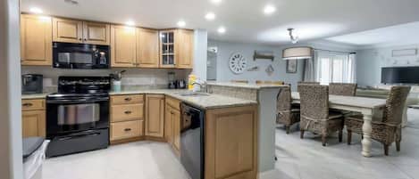 Réfrigérateur, micro-ondes, plaque de cuisson, lave-vaisselle