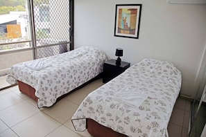 2 habitaciones, escritorio, tabla de planchar con plancha y wifi 