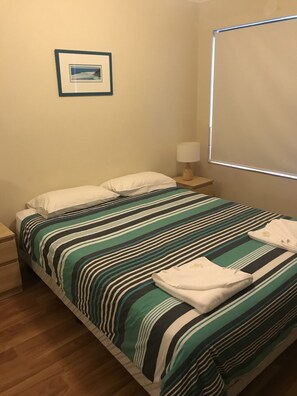 2 habitaciones, escritorio, tabla de planchar con plancha y wifi gratis 