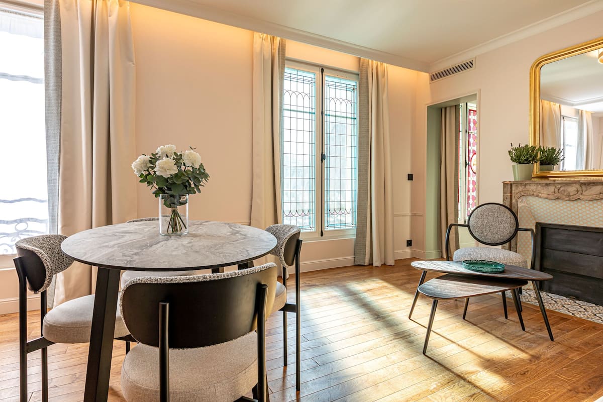 Apartment, 1 bedroom, view over the rooftops of Paris | Living area