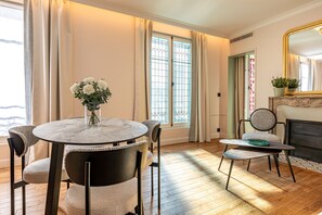 Apartamento, 1 habitación | Zona de estar | Una televisión LCD