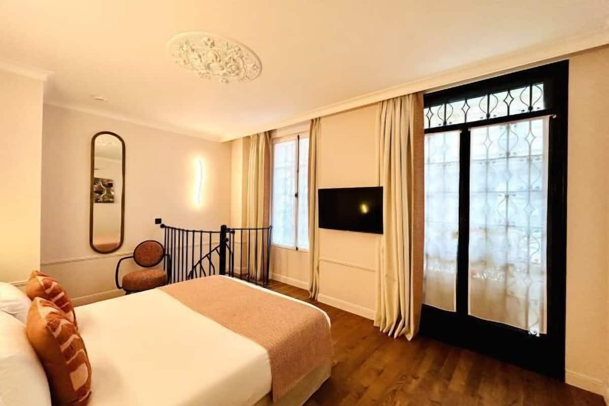 In-room safe, blackout drapes, soundproofing