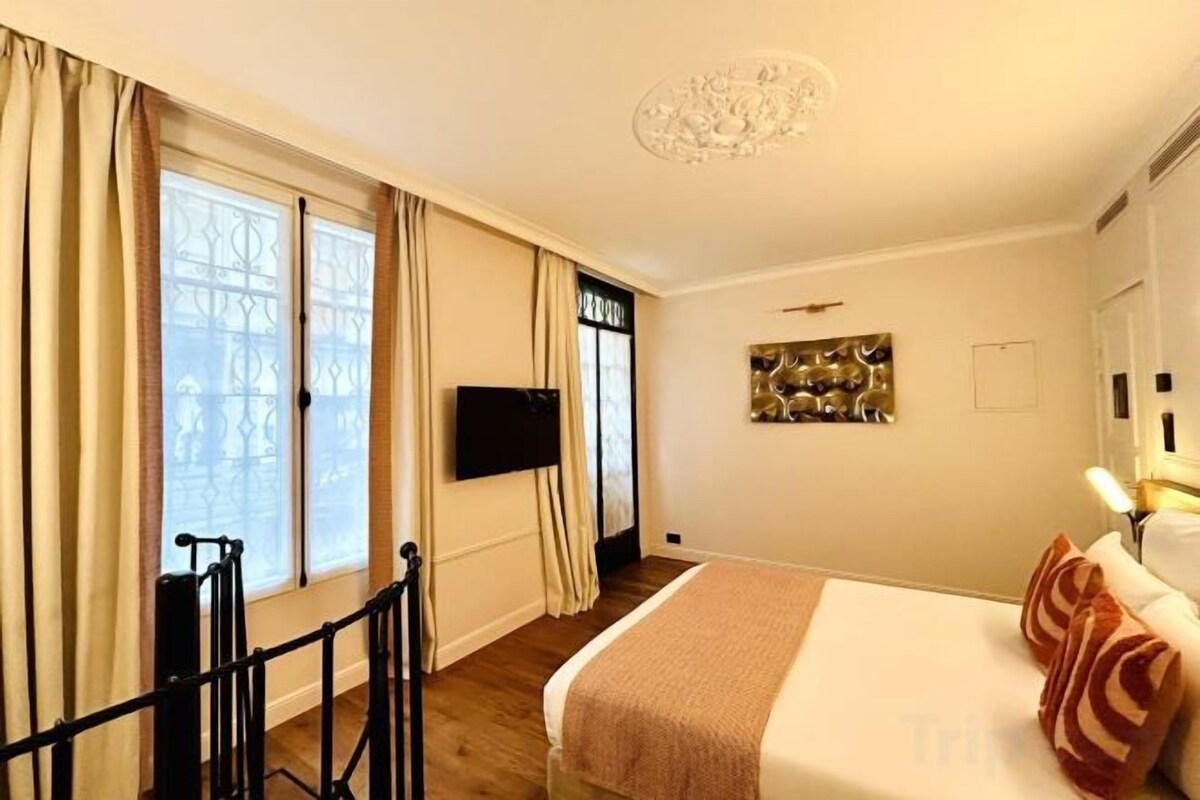 In-room safe, blackout drapes, soundproofing