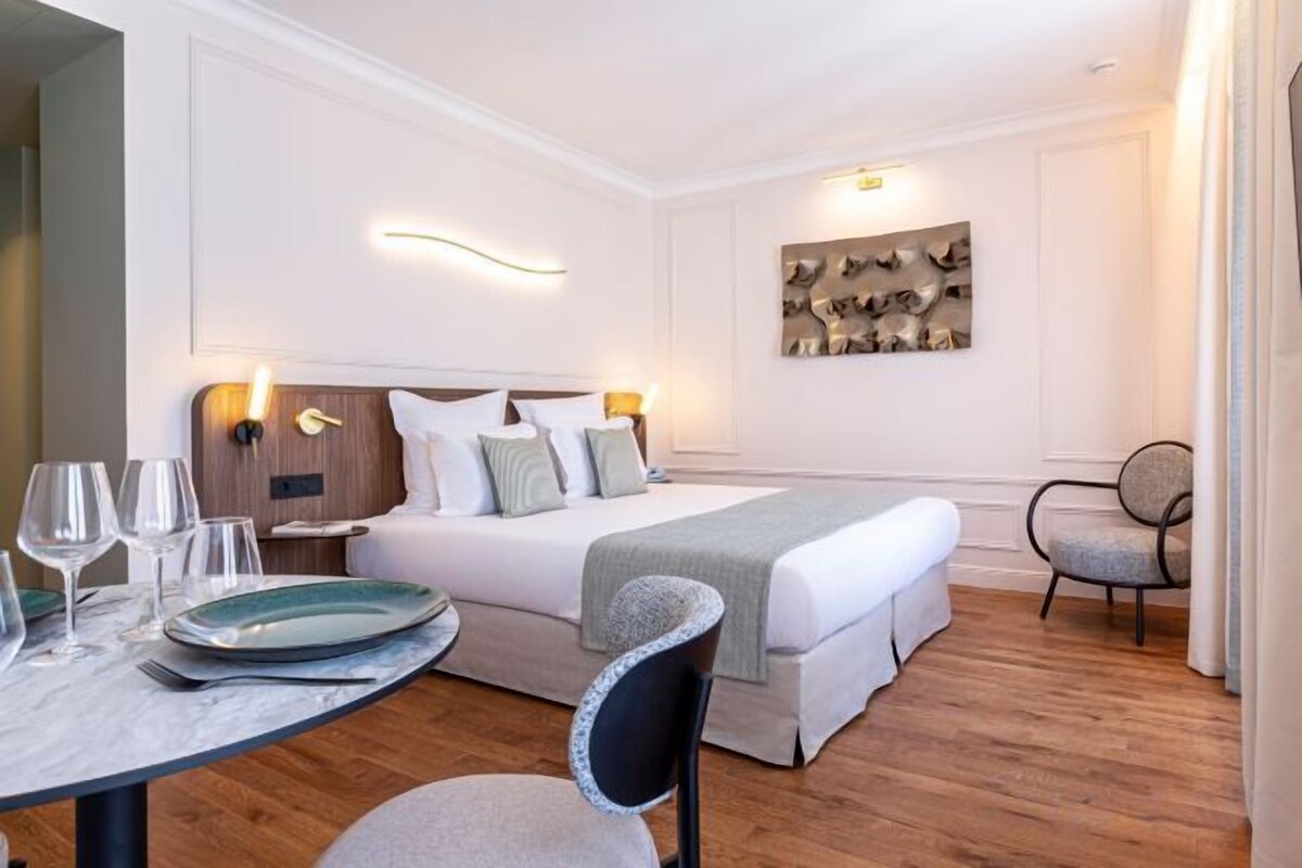 In-room safe, blackout drapes, soundproofing