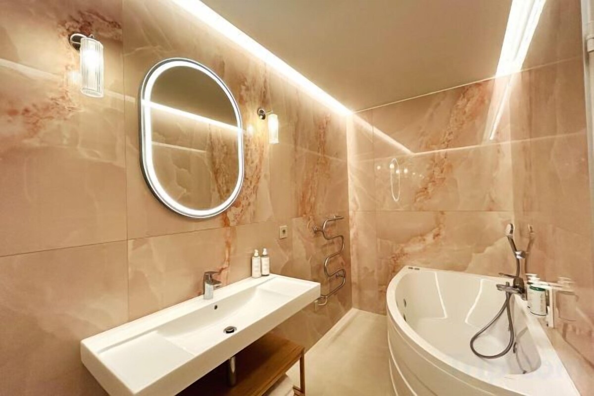 Bathroom | Free toiletries, hair dryer, bathrobes, towels