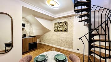 Studio Atelier | ครัวขนาดเล็กส่วนตัว | เครื่องชงกาแฟเอสเปรสโซ, เครื่องชงกาแฟ/ชา, ตู้เย็นเล็ก, ไมโครเวฟ