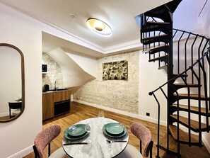 Studio Atelier | Cocina básica privada | Frigorífico pequeño, microondas, lavavajillas y máquina de café espresso