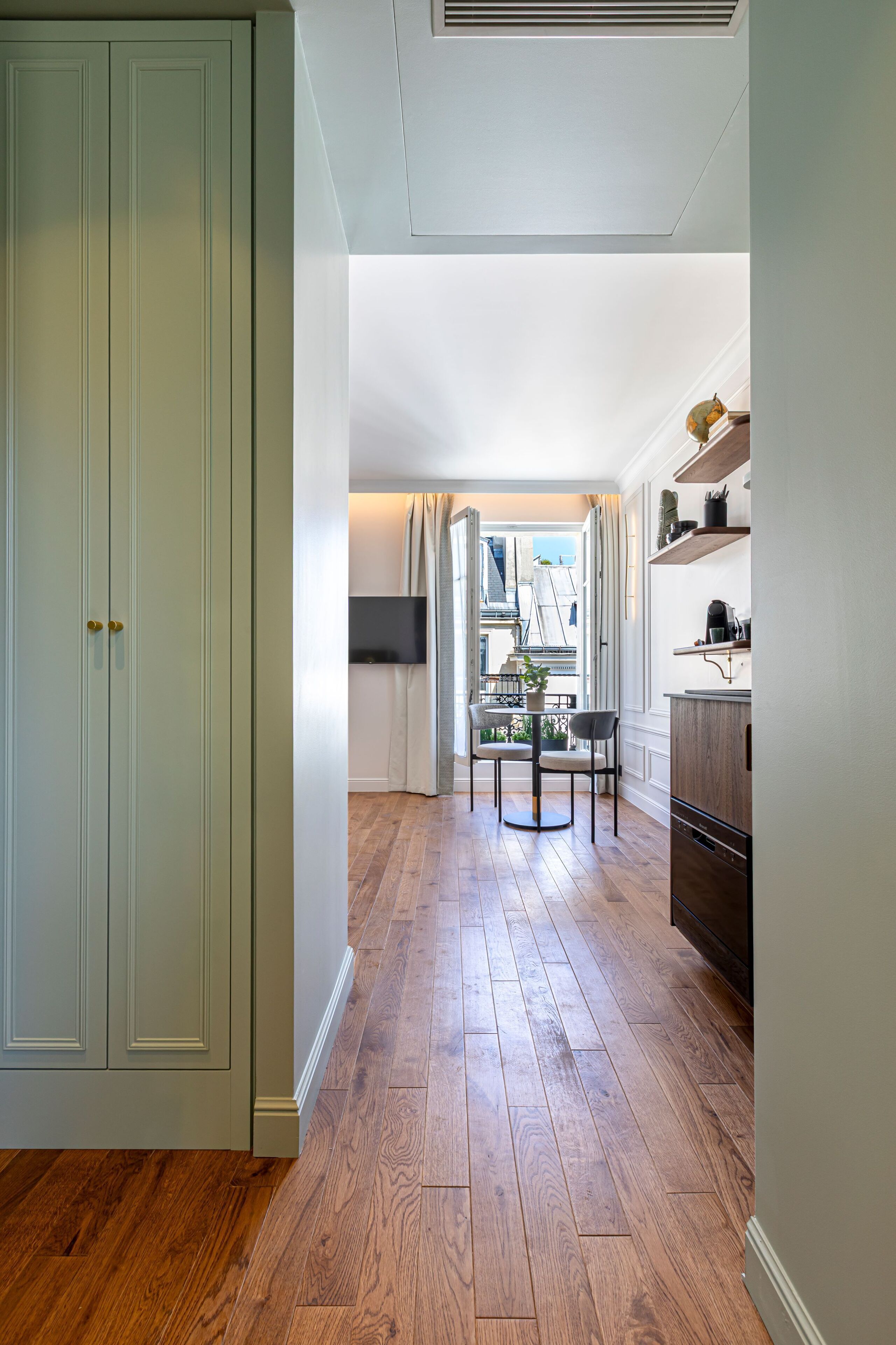 Studio | In-room safe, blackout drapes, soundproofing, iron/ironing board