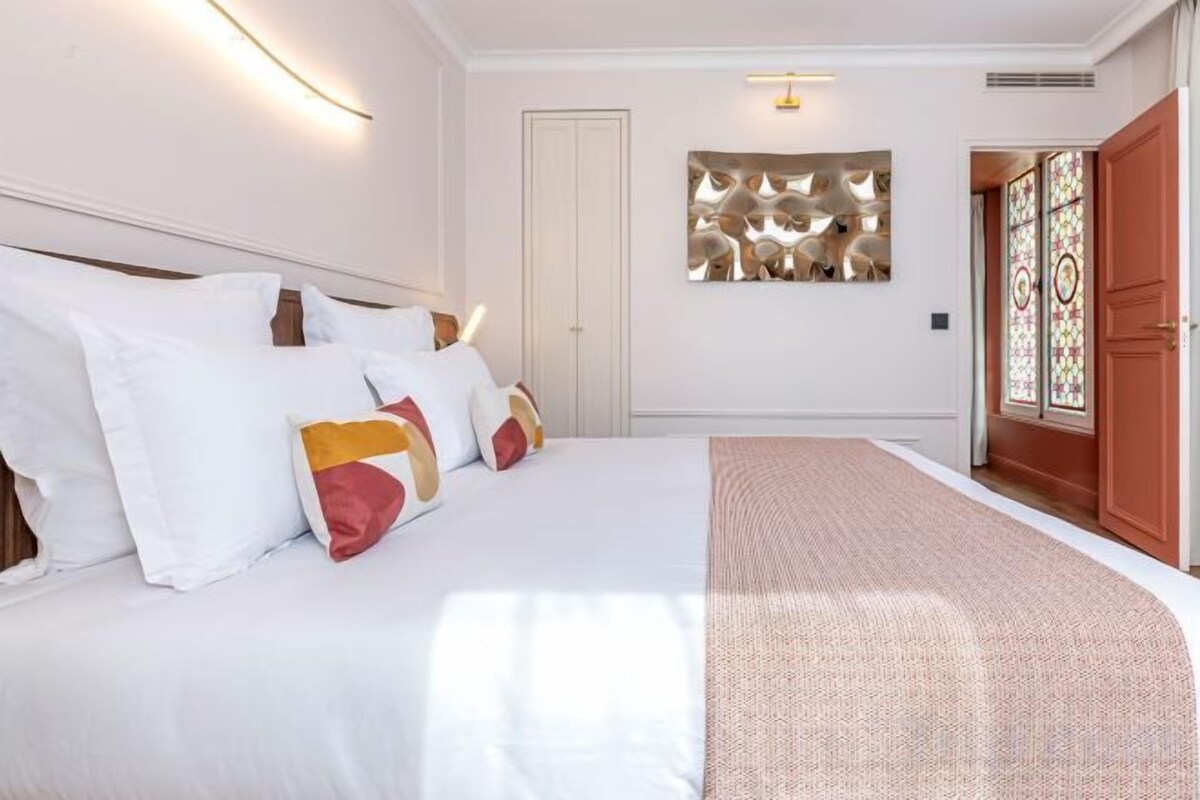 In-room safe, blackout drapes, soundproofing