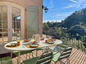 Outdoor dining - Vacation home, 250 m from the beach (Théoule-sur-Mer)