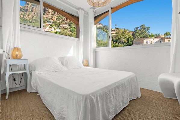 4 bedrooms, iron/ironing board, WiFi, bed sheets