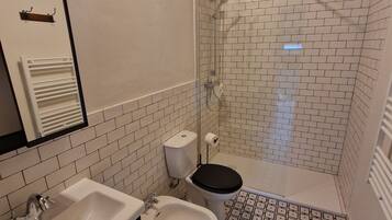 Douche, sĂšche-cheveux, bidet, serviettes fournies