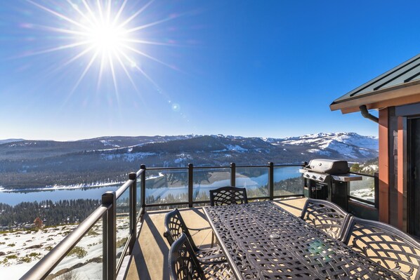 Outdoor dining - MilkyWay_Lake Views! Air Conditioning, 3850SqFt, 3 Story, Game Room + HOA Amenities (Truckee)