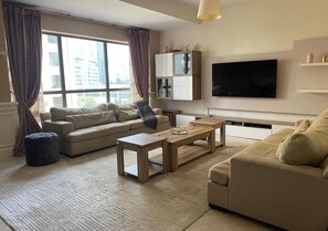 Familienapartment, Strandblick | Wohnbereich | 55-Zoll-LCD-Fernseher mit Kabelempfang