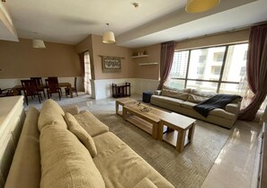 Familienapartment, Strandblick | Wohnbereich | 55-Zoll-LCD-Fernseher mit Kabelempfang