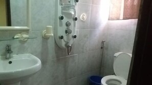 Habitación Deluxe, balcón, vista a la ciudad | Baño | Amenidades de baño gratuitas, toallas, jabón, shampoo 