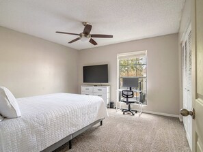 2 sovrum, skrivbord, strykjärn/strykbräda och wi-fi