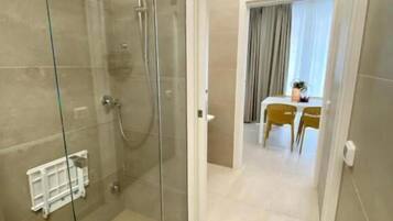 Studio | Salle de bain | Douche, sèche-cheveux, serviettes fournies, savon