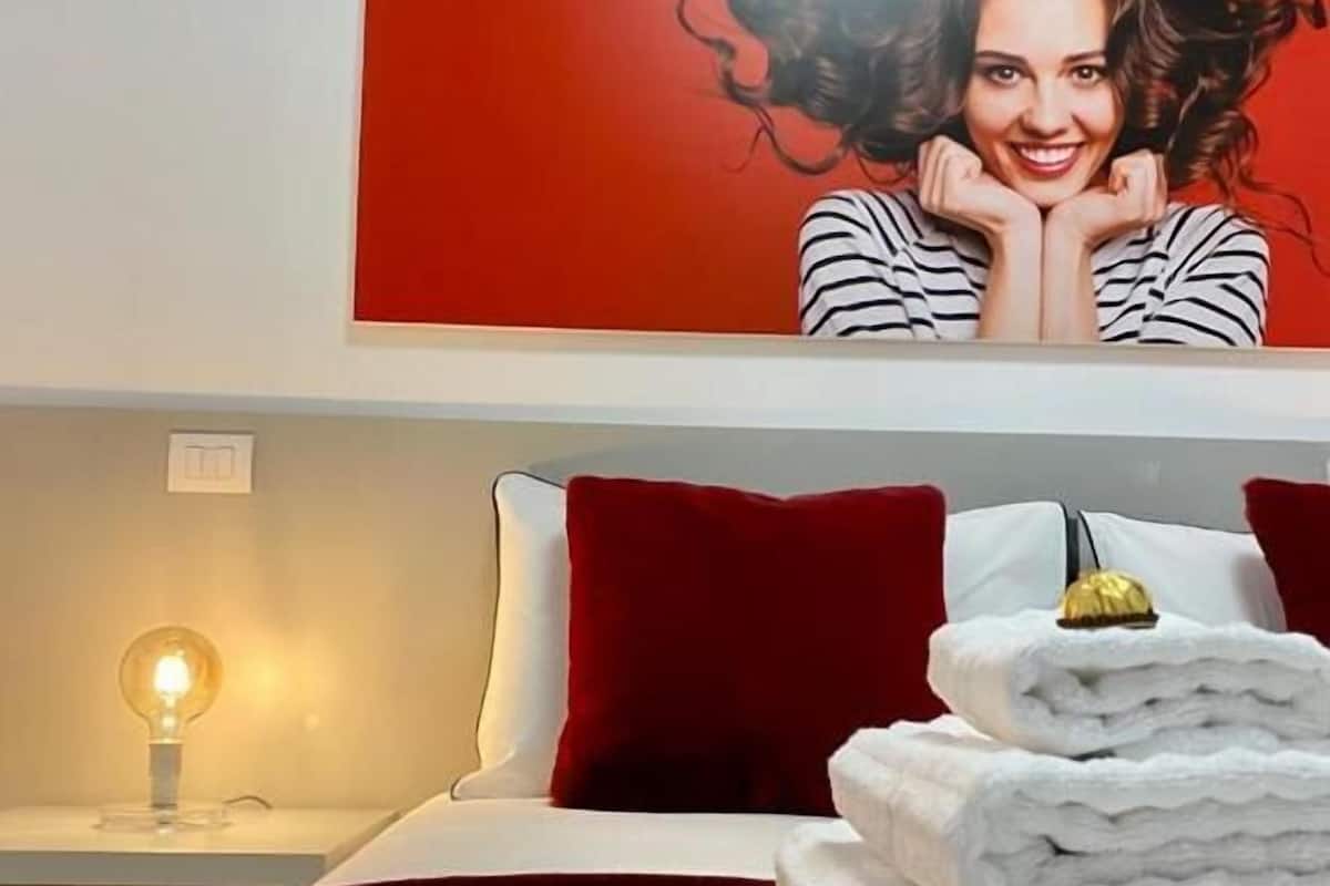 Classic Studio | In-room safe, desk, laptop workspace, iron/ironing board