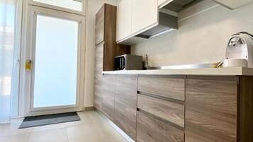 Microwave, stovetop, cookware/dishes/utensils