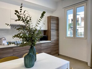 Familiestudio | Eget kjøkken | Mikrobølgeovn, kokeplater og kjøkkenutstyr