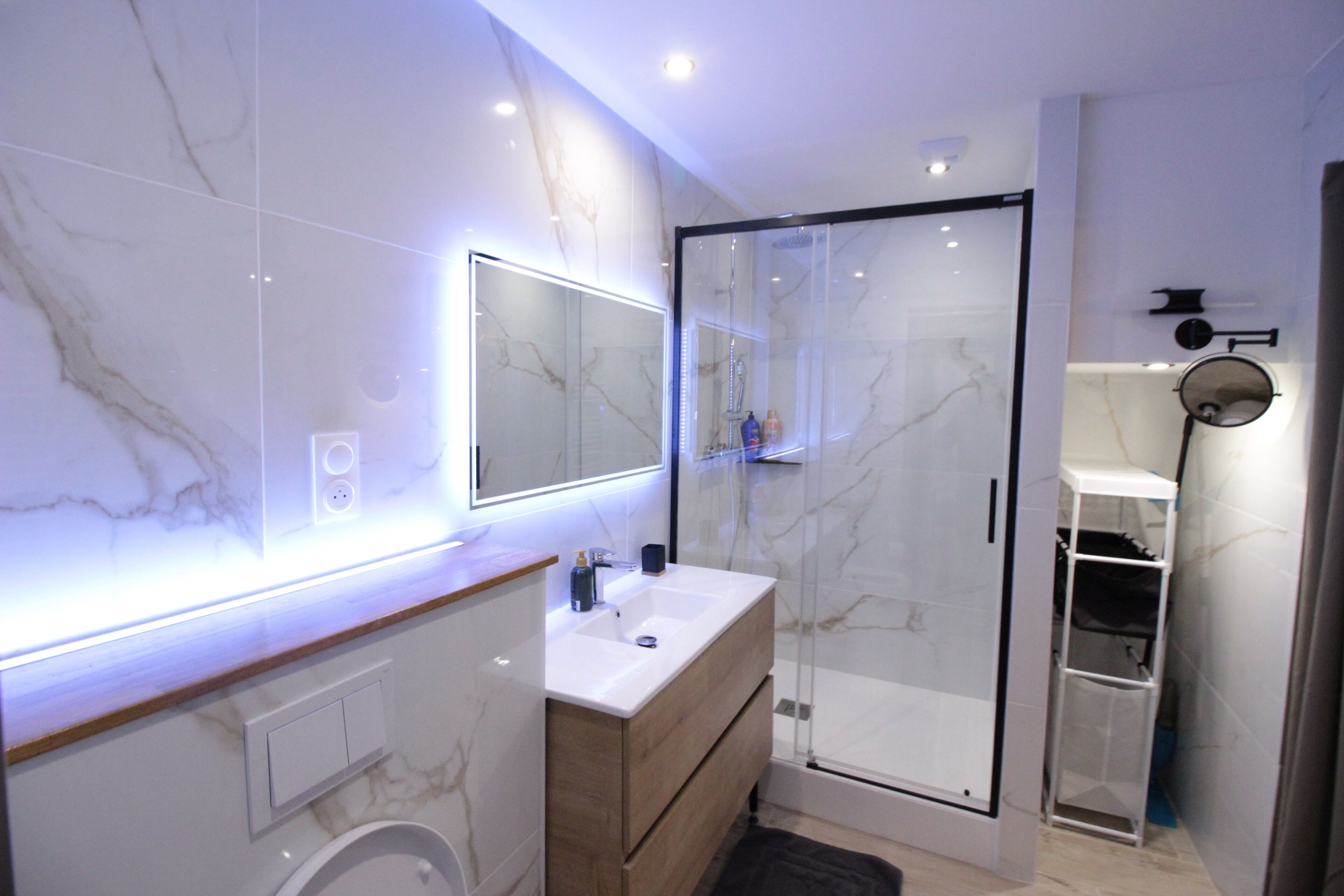 Doccia, asciugacapelli, asciugamani, sapone