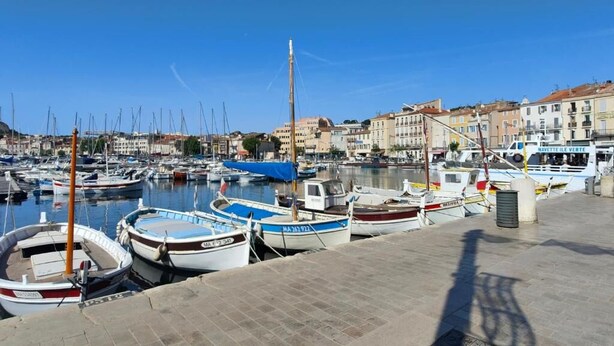 A marina with boats docked, a clear sky, and buildings in the background. - Cosy apartment, right in the center, 200m from the port  (La Ciotat)