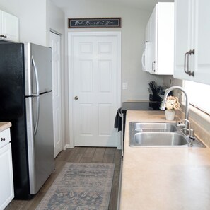 Fridge, microwave, oven, stovetop - Peaceful Palm a Charming 3-bedroom house near Babcock Ranch, in Fort Myers (Fort Myers)