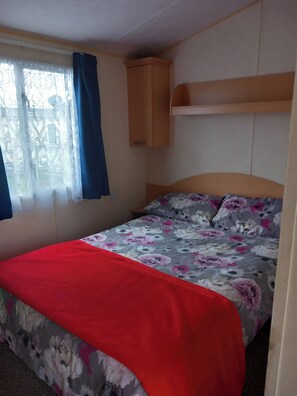 3 habitaciones, tabla de planchar con plancha y ropa de cama 