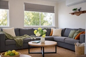 Smart TV, fireplace, video games, foosball - Absolute Waterfront | Sleeps 10 | Family Retreat (Berkeley Vale)