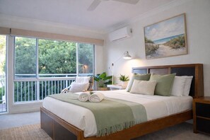 4 bedrooms, desk, iron/ironing board, travel crib - Absolute Waterfront | Sleeps 10 | Family Retreat (Berkeley Vale)